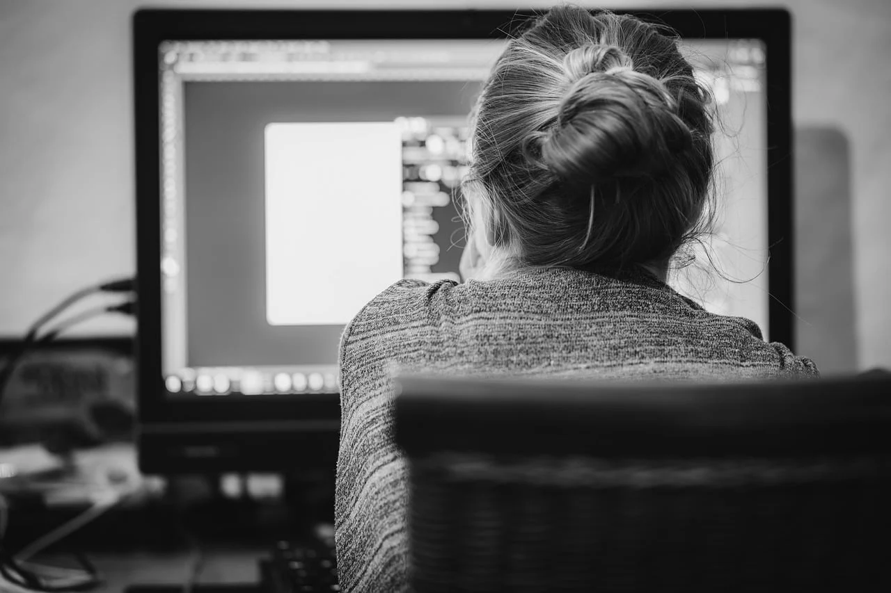 Errores frecuentes al contratar diseñador web y soluciones