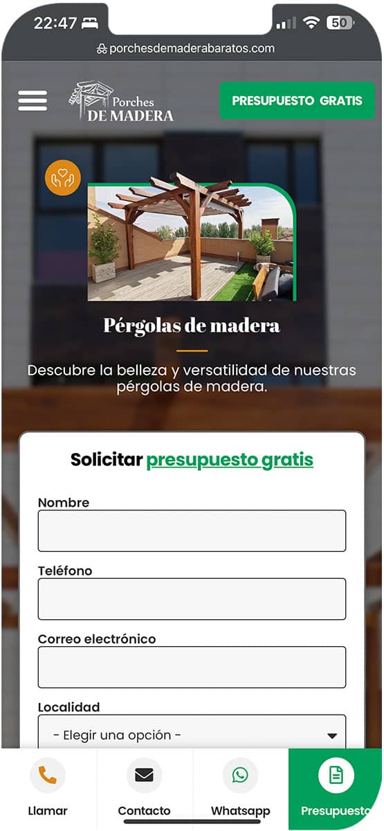 Pórche cubierto con revestimiento de madera