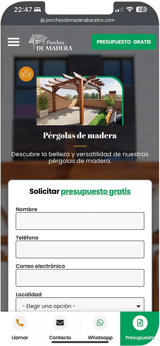 Pórche cubierto con revestimiento de madera