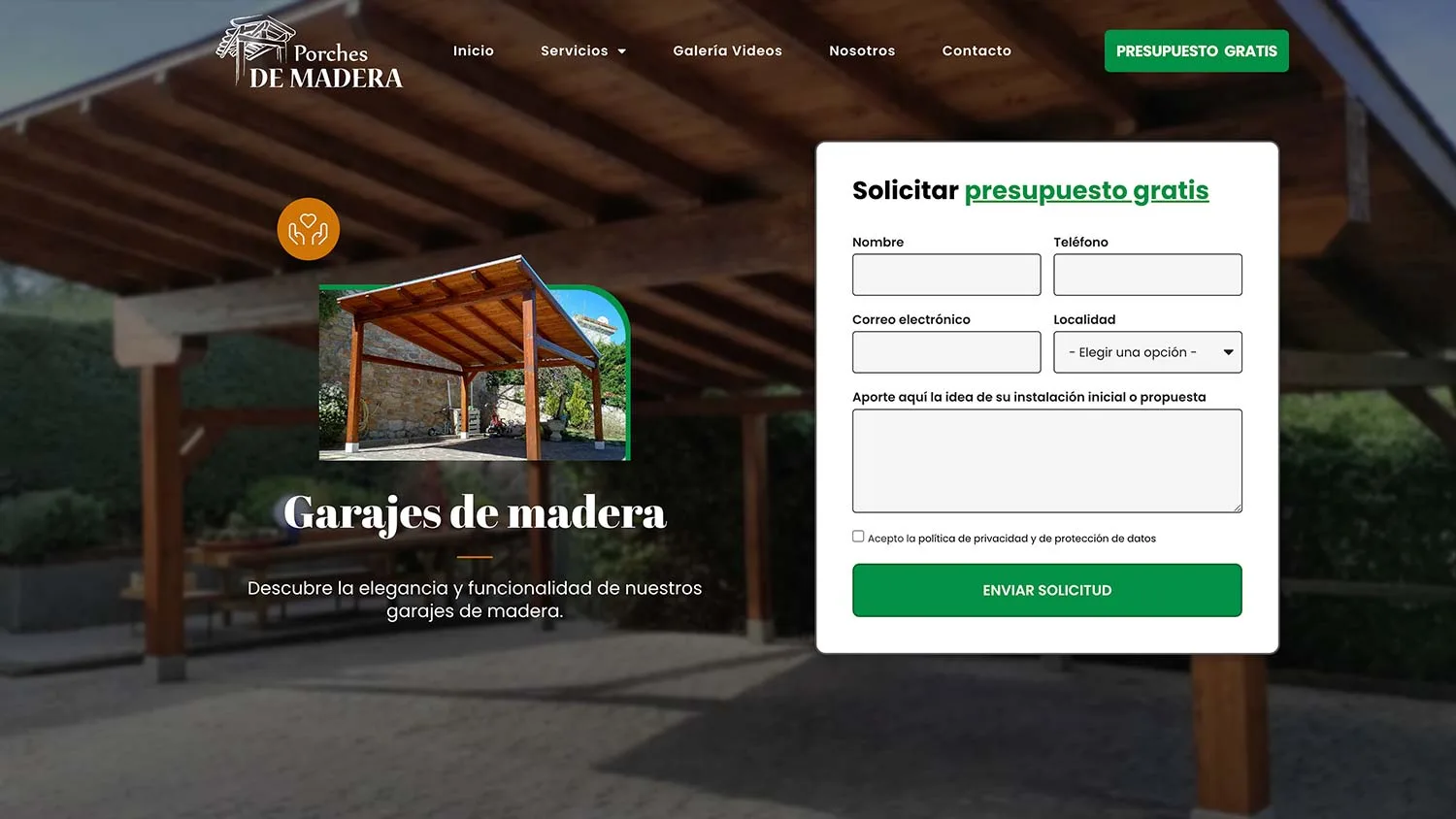 Pórtico de madera con estructura y cobertura