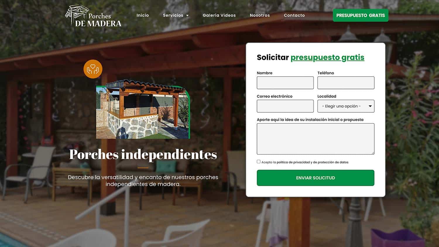 Entrada con pórche de madera instalado
