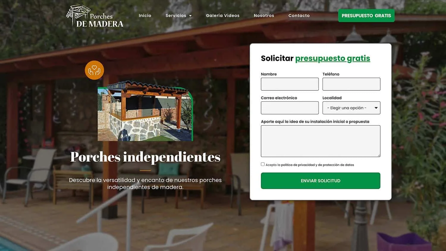 Entrada con pórche de madera instalado