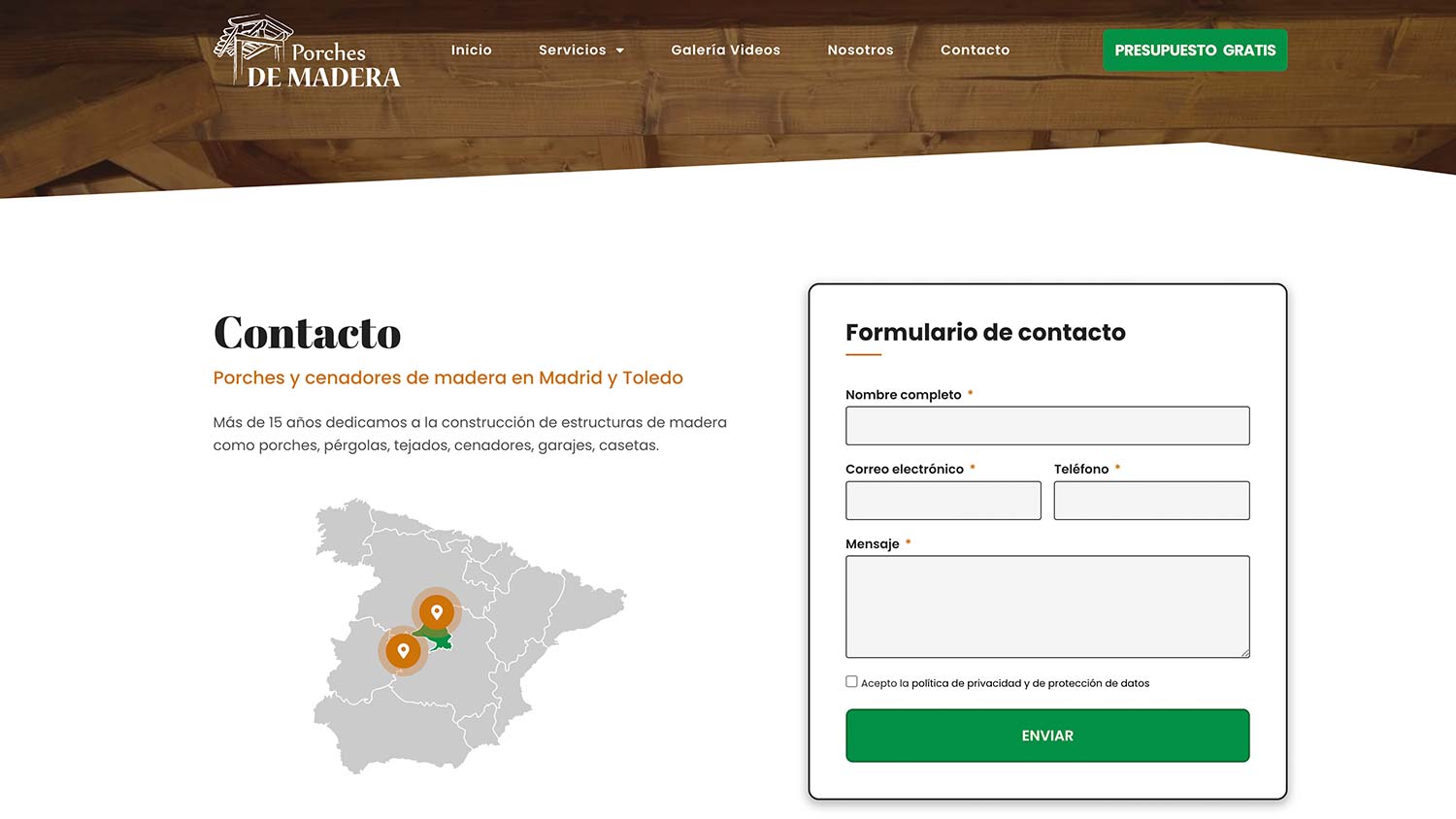 Pórche de madera en fachada residencial