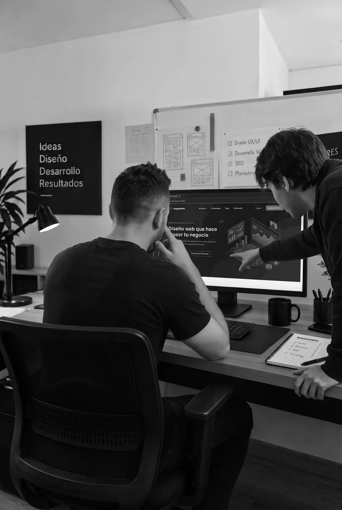 Equipo de Generacionweb trabajando en el diseño de una página web en el estudio de Paterna